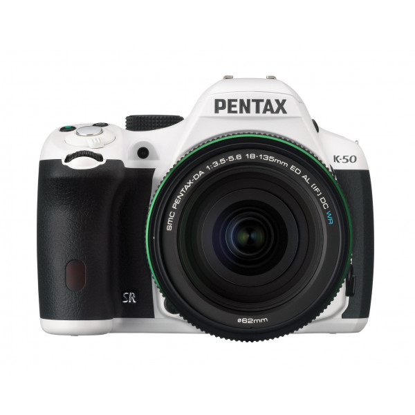 Pentax K 50 SLR-Digitalkamera (16 Megapixel, APS-C CMOS Sensor, 1080p, Full HD, 7,6 cm (3 Zoll) Display, Bildstabilisator) weiß inkl. Objektiv DA 18-135 mm WR-33