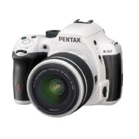 Pentax K 50 SLR-Digitalkamera (16 Megapixel, APS-C CMOS Sensor, 1080p, Full HD, 7,6 cm (3 Zoll) Display, Bildstabilisator) weiß inkl. Objektiv DA L 18-55 mm WR-22