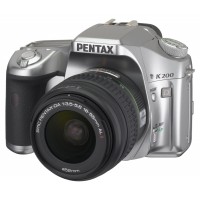 Pentax K200D SLR-Digitalkamera (10 Megapixel, Bildstabilisator) silber inkl. DA 18-55mm II-22