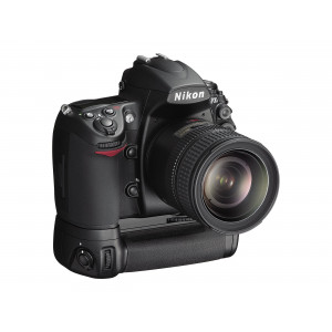 Nikon D700 SLR-Digitalkamera (12 Megapixel, Live View, Vollformatsensor) Kit inkl. Multifunktions-Batterie MB-D10-22