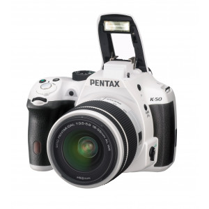 Pentax K 50 SLR-Digitalkamera (16 Megapixel, APS-C CMOS Sensor, 1080p, Full HD, 7,6 cm (3 Zoll) Display, Bildstabilisator) weiß inkl. Objektiv DA L 18-55 mm WR-22