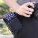 Flexible Neopren DSLR / SLR Kameratasche von USA Gear für Canon EOS 700D , Nikon D3300 , Sony Alpha A7 und mehr digitale SLR-Kameras , Flexsleeve , schwarz weiß gepunktet-08