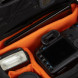AmazonBasics Digital-Spiegelreflex-Kameratasche (groß, orangefarbenes Innenfutter)-08