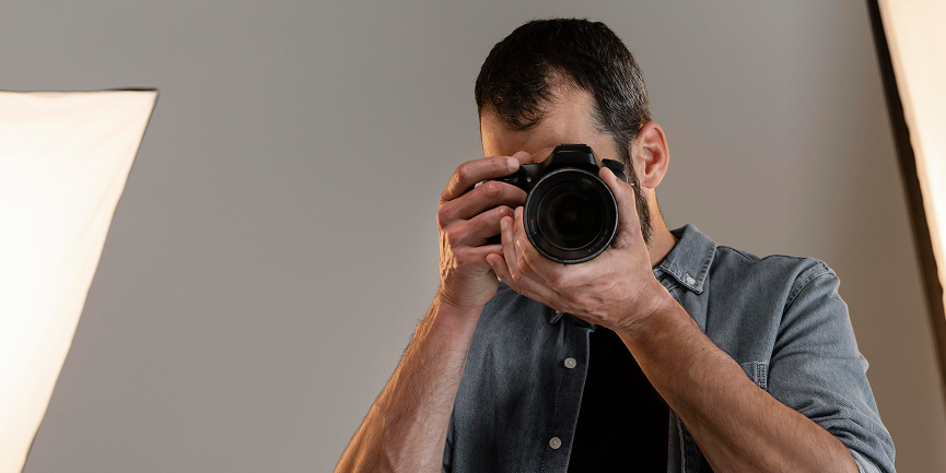 Porträt eines Fotografen bei der Arbeit im Fotostudio – professionelle Studiofotografie leicht gemacht.