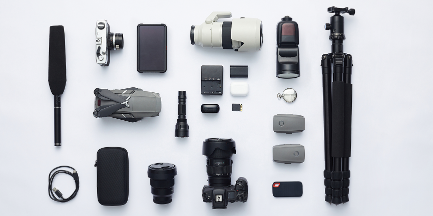 Übersicht professionelle Kameraausrüstung: Kamera, Objektive, Stativ, Mikrofon und weiteres Zubehör für deine Foto- oder Videoprojekte.